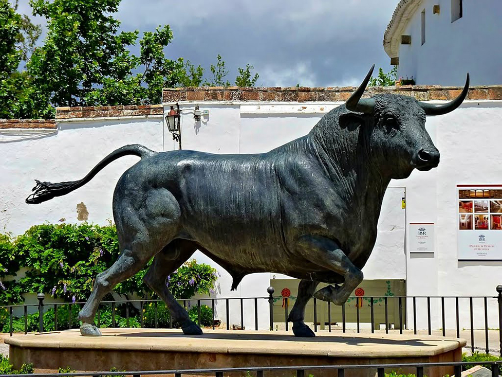 Outdoor sculpture large Spanish bullfighting large cattle statue